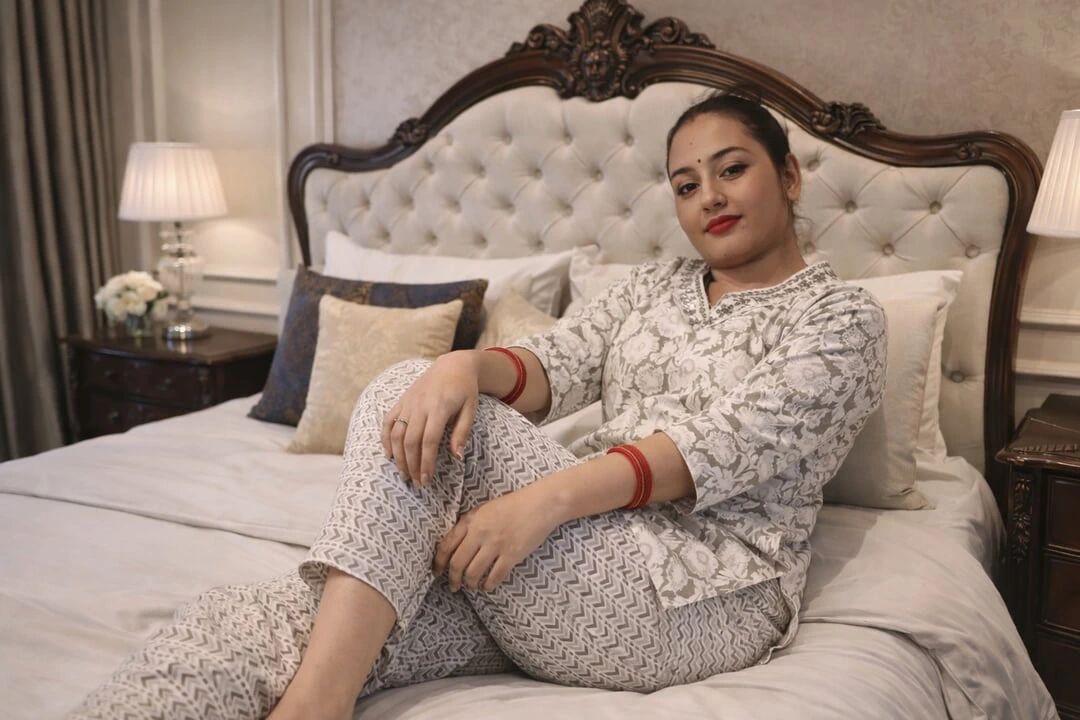 Dud Lene Aai Bhabi Ko Gar Me Bula Kar Choda