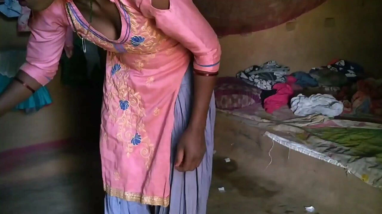 Desi Best Indian Bhabhi Ko Khana Bana Rahi Usko Sabse Achi Chudai