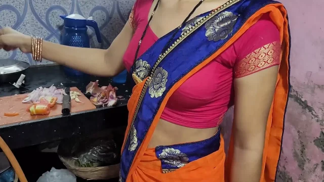 Desi Bhabhi Kitchen Me Khana Bana Rahi Thi Tabhi Devar Ne Piche Le Bhabhi Ki