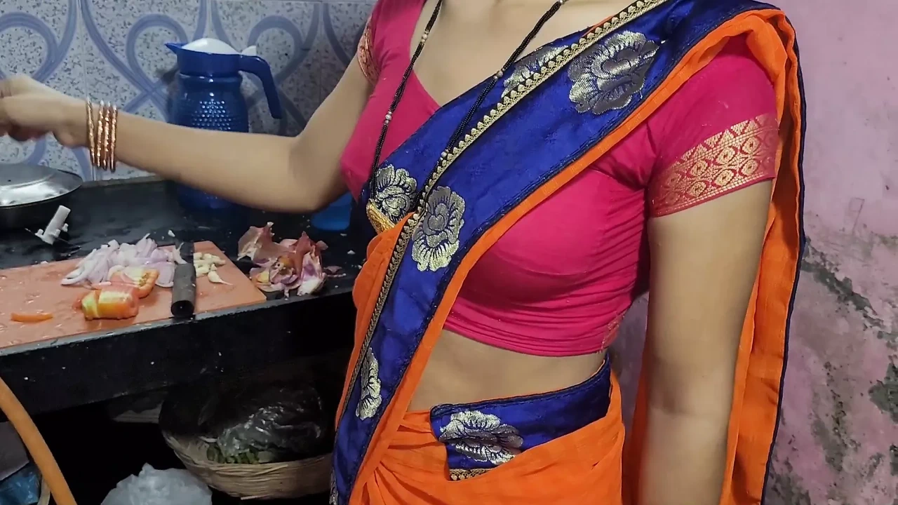 Desi Bhabhi Kitchen Me Khana Bana Rahi Thi Tabhi Devar Ne Piche Le Bhabhi Ki