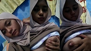 Gadis Berjilbab Manis Pamer Lekuk Tubuh Menggoda