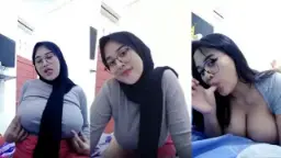 Kacamata Seksi, Toket Montok Mengintip Dari Balik Hijab