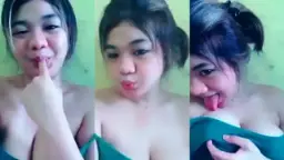 Lidah Menggoda Payudara Montok