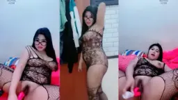 Mbak Seksi Dengan Lingerie Bolong-bolong Yang Menggoda