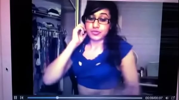 Sultry Desi Dancer Teases With Seductive Moves