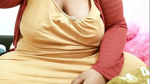 Curvaceous Bengali Bhabhi With Alluring Assets