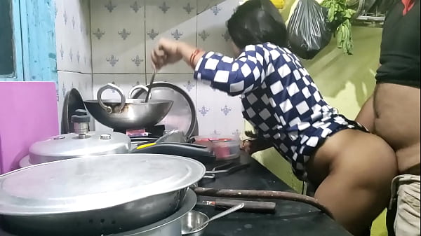 गाँव से आई नादान नौकरानी को मालिक ने अपने जाल में फंसाकर उसका मज़ा लिया