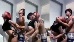 Berdiri Mesra Di Ranjang Panas