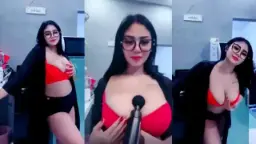 Sandra, Si Host Mangga Cantik Dengan Tubuh Menggoda Dan Gerakan Nakal Yang Bikin Panas.