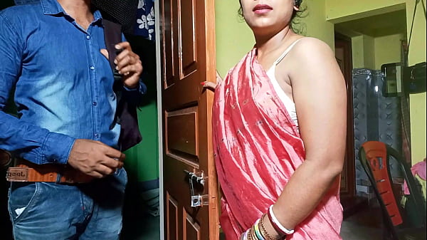 भाभीजी को ब्रा सेल्समैन ने फुसलाकर चोदा, हिंदी आवाज़ में गर्म सीन