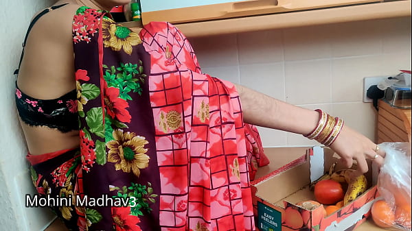 गर्म भारतीय देसी फल विक्रेता ने ग्राहक से सौदेबाजी करते हुए ज़ोरदार चुदाई की हिंदी ऑडियो