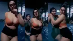 Miya Bareng Bestie, Basah-basahan Seru Di Kolam Renang