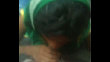 देसी आंटी भिखारी लोकल ट्रेन में दे रही है चुदाई का मजा