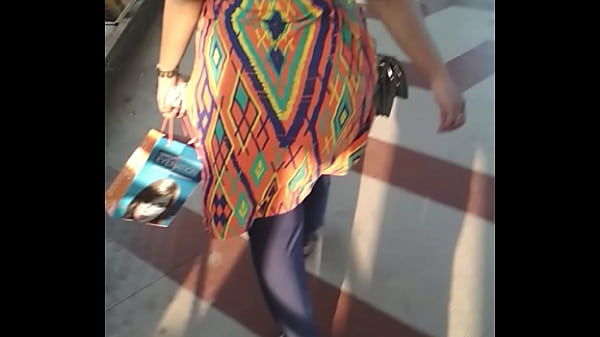 Big Indian Aunty’s Thick Ass Swaying While She Walks