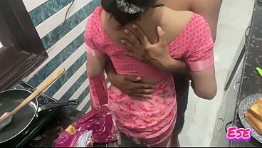 Desi Bhabhi Ki Garmi Jab Wo Kitchen Mein Jhuk Ke Khana Bana Rahi Thi, Chudai Ka Maza Alag Tha