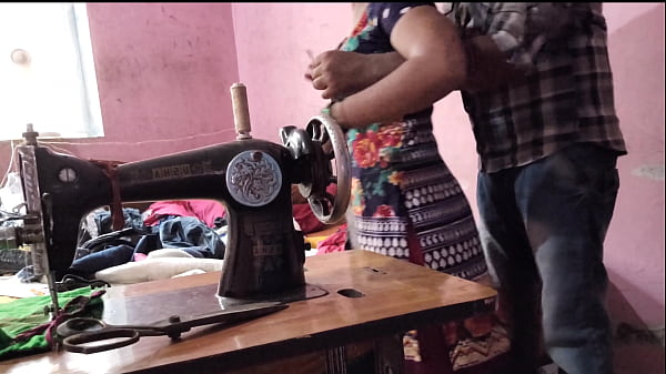 देसी भाभी जब सिलाई कर रही थी, तभी अंकल ने उसे जबरदस्ती चोद डाला
