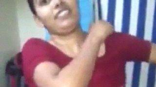 Andhra Girl Strips Into A Sexy Nude Outfit Clip